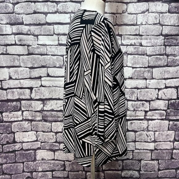 Susan Graver Black & White Decorative V-Neck Blouse Size 1X - Picture 6 of 7